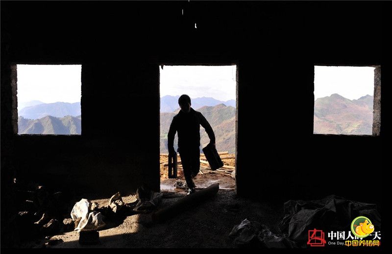 2005年，覃沛亮进入中铁一局工作，每月坐在办公室里就有四千多元的收入。在旁人看来这是份不错的工作，但是覃沛亮却没有满足于此。“我妈身体一直不好，每月光买药就得两三千元。再说，我还年轻，不想就这么过日子。”思量再三，覃沛亮在上班两个月后决定辞职。