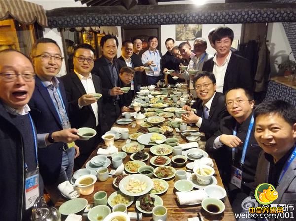 16日，丁磊在乌镇设顶级饭局，国内IT大佬齐聚，共享“丁家猪”。