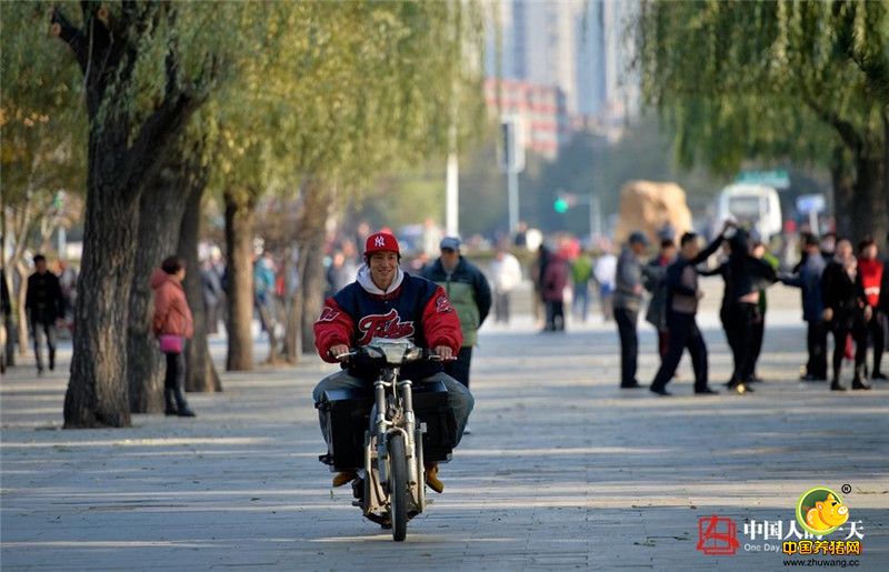 王智骑着电动车去寻找适合直播的场地。王智说，像他这样走上街头进行网络直播的人并不多，当自己在街头戴着“猪八戒”等怪异的面具跳舞时，经常会遭遇路人的白眼和冷嘲热讽。尽管这样，他还是愿意在每次直播前精心打扮自己。