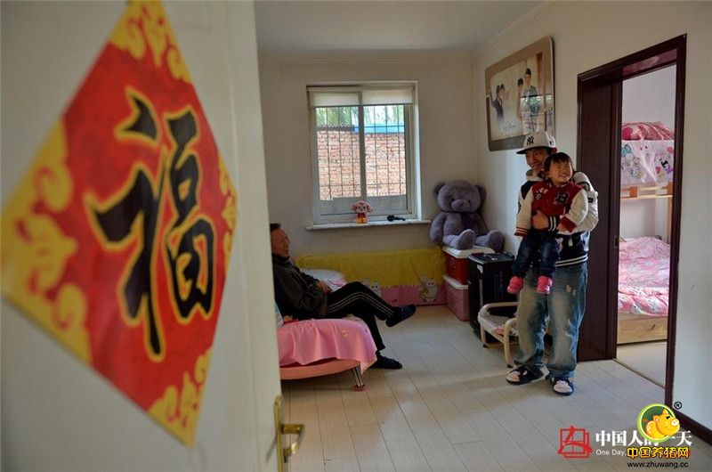 王智曾在服装厂工作，也做过兼职，送过外卖，不工作的时间就去大街上、公园里跳舞。2008年，他决定放弃之前所有的工作，开始从事舞蹈教学。刚开始的时候，他的生源都是别人推荐的，每人只收50元，直到学会为止。但是这样的收入连最起码的温饱都无法保证，于是他开始在一些培训机构教学，但是这样的收入也只能勉强维持生活。