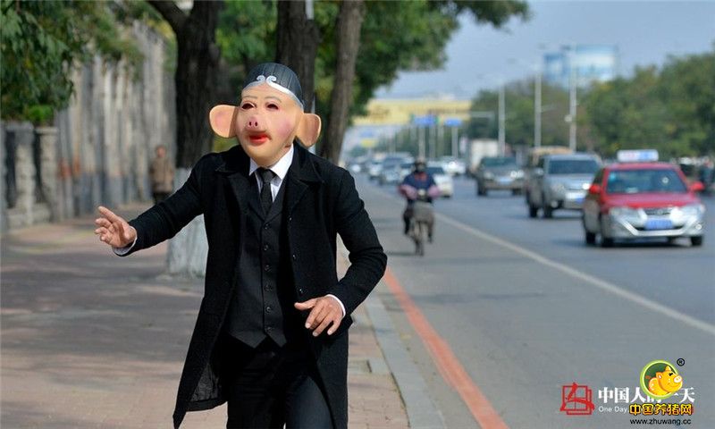 王智说，每天固定看他直播的有8000人，其中以年轻人、学生居多，最多的时候能达到上万人。一般都是大家点什么歌，他就跳什么，“我平均两分钟跳一首歌，有时候观众点歌太多，我都跳不过来。”