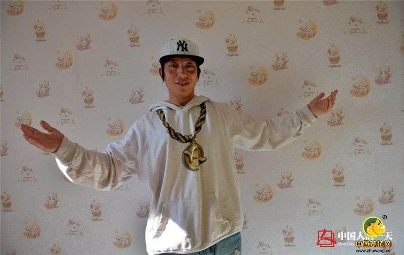 王智的家里除了女儿的“游乐天地”外，家里几乎没置办过多的家具。王智说，这让他有足够的空间练习舞蹈，过一段时间他还想再安装一面大镜子。现在，王智的主要工作就是当一名街头网络主播。他觉得网络主播就是一份正当职业，并且完全可以靠这份职业养家糊口。王智说，当街舞老师每月能赚1000多块钱，当网络主播收入不固定，但每月也能赚4000多。