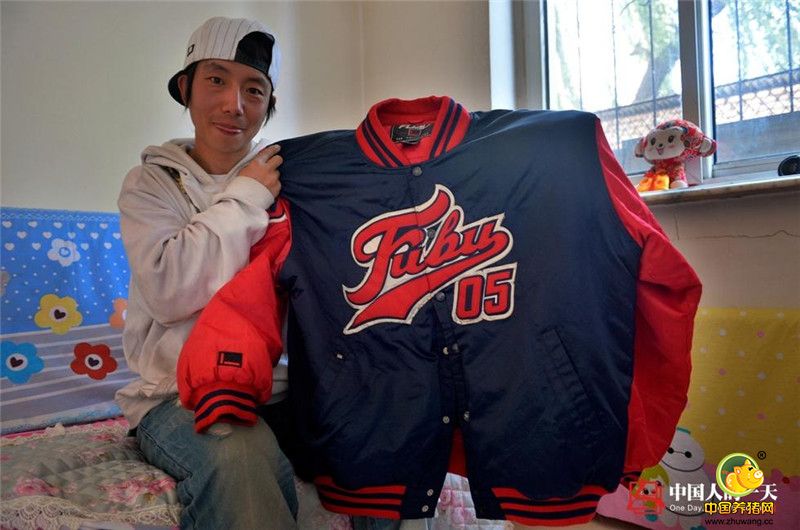 王智说，从小他对音乐就很敏感，但那时并没有意识到自己有舞蹈方面的天赋。有一次在舞厅里，王智看到有一群外国人在跳街舞，他有了想和他们一起跳的冲动。那天之后，他对于街舞的热情便一发不可收拾。“之后，我买了很多关于街舞的录像带、VCD，在家里自学。白天上班，晚上就和朋友去舞厅里跳，从1996年持续到2000年，我几乎去遍了沈阳大大小小的舞厅、迪吧，去看去学别人跳舞。”