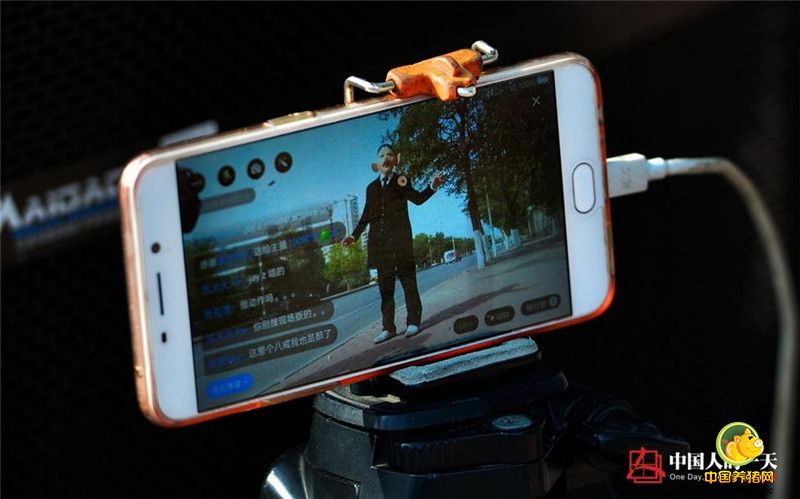 上午1小时下午2小时的街头网络直播是王智每天的必备工作，电动车、音响、三脚架、手机也成了王智形影不离的“朋友”。