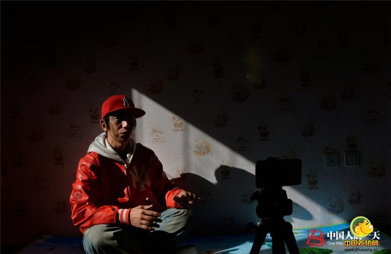 后来，一个朋友建议他做网络主播，王智决定试一试。王智说，当网络主播主要靠观众刷礼物挣钱。刚开始时，并没有很多人给他刷礼物，每月的收入也只有几十块钱。王智后来又换了两个直播平台，收入才渐渐有了起色。