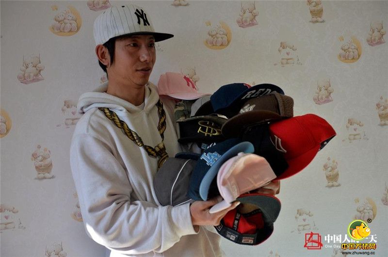 “一次我戴着‘猪八戒’的面具在街头跳舞，一个观众给我刷了500块钱的礼物，那是我直播以来收到的最贵的礼物，多数人只给我刷几块的礼物。”王智说。除了跳舞以外，王智还喜欢收集街舞的服装和帽子。