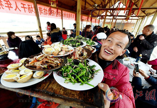热闹的“乡村年猪宴”