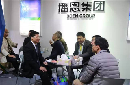 展会现场客户友好交流