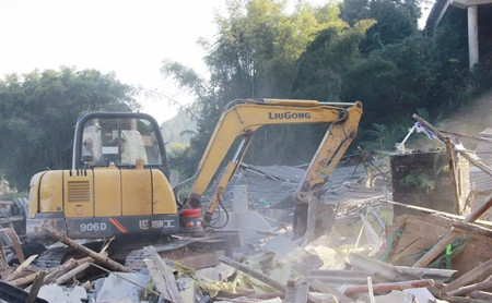 该非法养电子游艺网站位于老隆镇联亨村，在两渡河畜禽禁养区范围内，已于2013年关闭，但业主今年又从外地购买生猪进行饲养，对两渡河水源造成污染。在接到群众举报后，县环保局迅速将案件转交到老隆镇。老隆镇当天就派出工作人员，责成业主连夜搬迁。