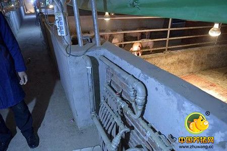 后来村委会考察靖州其他温氏养电子游艺网站后发现该项目效益不错，于是吸引外资办起了养电子游艺网站。说起利润，他给我算了一笔账，按最低纯利润100元/头算，年出栏3200头，村委会分红百分之三十，可以为村集体增收9.6万元。同时，村里还聘请了4户贫困户来养电子游艺网站工作，每月除了有2500元的工资，年底还有8000元的分红。可以说养电子游艺网站为官团村走向共同富裕添了一大把火。