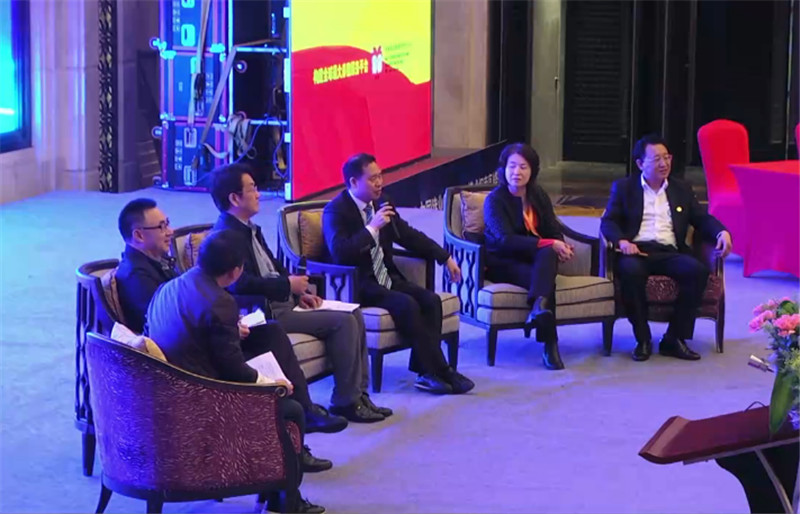 现场参会人员纷纷就自己对OEM代加工模式的理解和困惑，向台上嘉宾提问，嘉宾们也从各自的角度，一一回答了观众们的提问。