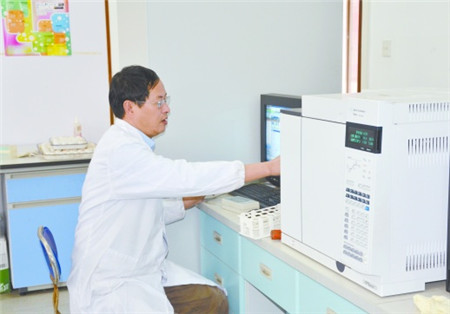 多长“放心肉”，管好猪屁股  如果用3句话概括印遇龙30多年的研究脉络，那就是：如何让猪长得快？如何让“放心肉”上餐桌？如何实现生态养殖？  这是一个从猪嘴巴到猪屁股的全程管控过程，也是中国走过电子游艺平台
短缺阶段后，顺应市场对品质和环保需求的必然过程，更是一个科学家对猪的营养密码不断破译的艰难过程。  瘦肉精、抗生素、重金属残留，一度让“放心肉”稀缺。印遇龙带领团队迎难而上。  仔猪断奶会引起一系列的应激反应，堪称“最难养的猪”。印遇龙团队从分子水平上揭示了功能性氨基酸促进仔猪生长的机制，并研制了具有抗生素和激素功能的药用植物营养调控剂，临床抗生素的用量明显下降。  价格昂贵的L-精氨酸具有重要的生理、代谢和营养作用。印遇龙以味精为原料合成出了价格仅为精氨酸十分之一的精氨酸生素，在猪体内能生成精氨酸，并且没有抗生素和兴奋剂残留。  “半胱胺、亮氨酸和牛磺酸等功能性氨基酸可调控氮代谢技术”，则能在低蛋白水平上使猪的体形和肉质得到改善，避免了瘦肉精的使用；“氨基酸金属螯合物技术”，能在猪营养和生长效果无显著差异情况下，使微量元素得到安全利用。  饲料蛋白质转化率低的“捣乱者”，也被印遇龙发现，并找到了“克星”。他在此基础上开发了畜禽低氮低磷排放环境安全型日粮技术，被国内外企业广泛应用。美国营养学会会刊称赞，解决了国际猪营养学和饲料科学研究与应用中的许多重大技术难题。  “我国养猪业年产值约1.7万亿元，与汽车工业产值相当。联盟要探索一条创新引领我省生猪生态养殖技术的发展之路，为畜牧业升级提供模版。”作为国家生猪产业技术创新战略联盟的发起人和盟主，印遇龙还挑起了更重的担子。