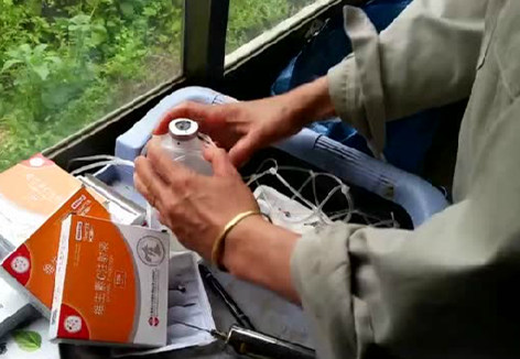 产房技术|2分钟教你如何用输液管做吊瓶网兜(四步法)