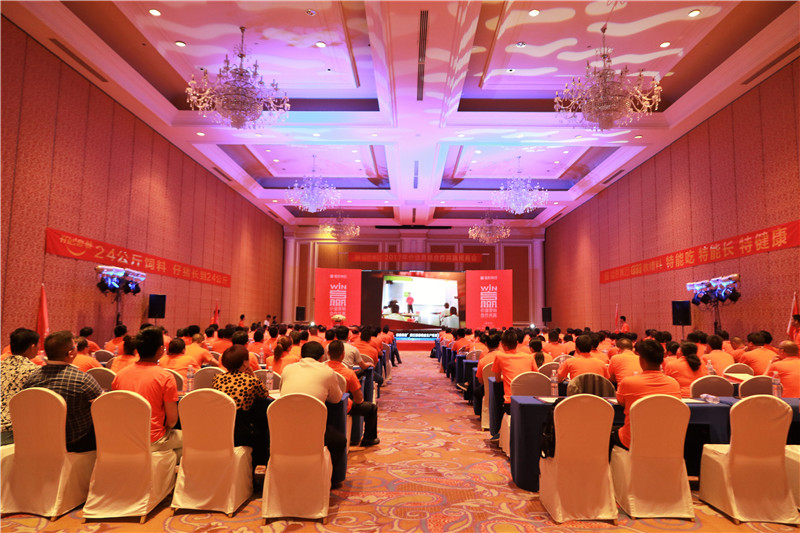 2017年5月17日，播恩集团“价值营销 合作共赢”全国巡回招商会青岛站取得圆满成功！播恩集团总裁邹新华、播恩集团欧洲顾问何乐猛Eric Holleman、播恩集团营销总监/总裁助理曹剑波、集团技术服务总监黄翔、客户、供应商代表以及新牧网、养猪信息网、爱猪网媒体等二百余人欢聚一堂，共探“价值营销 合作共赢”之道。