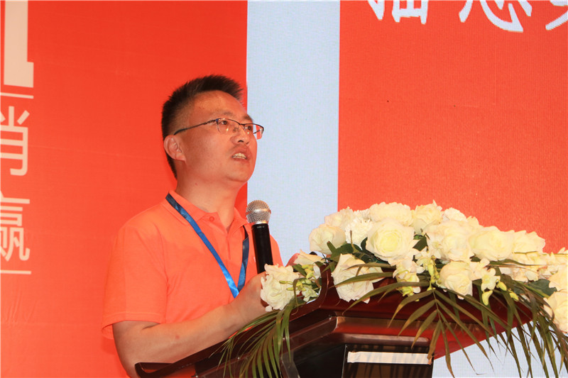 播恩集团营销总监/总裁助理曹剑波为客户介绍播恩文化