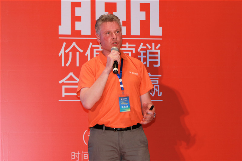 欧洲专家何乐猛授课并解答客户疑问