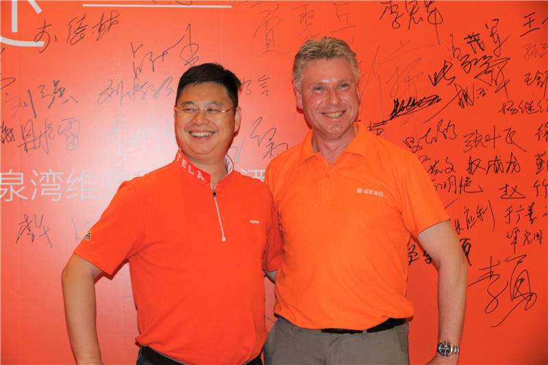 播恩集团总裁邹新华与欧洲专家何乐猛合影