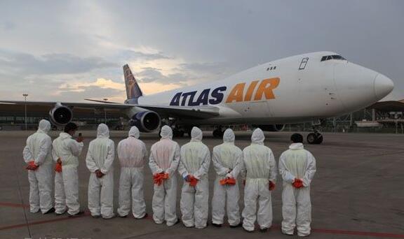 图：工作人员提起做好迎接准备　摄影：倪嘉云 　　 　　据介绍，保证种猪存活率，确保货主和包机人的经济利益不受损失成为此次包机保障需要考虑的关键因素之一。为此，集团公司提前召集机场保障单位、航空公司代理人、货主等召开保障协调会，充分听取货主和航空公司对航班保障提出的需求，共同商议保障方案及相关细节。