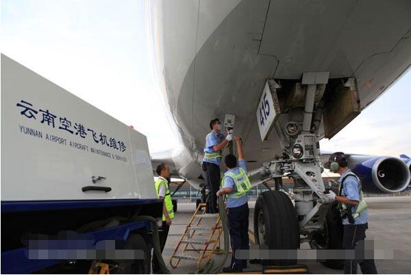 图：工作人员正在保障全货机　摄影：倪嘉云