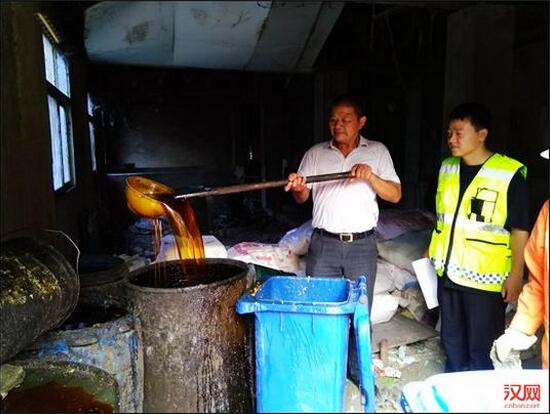 检查人员在工业港村查扣地沟油 　　 　　6月27日，化工区城综委调度多家责任单位，联合抽查了辖区部分私营养电子游艺网站
，当场查扣地沟油和潲水饲料物近1吨。