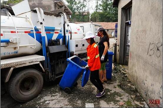 城管部门将餐厨废弃物无害化转移 　　 　　27日上午，该区城管局、市场监管、公安，区农业服务中心、动物防疫站及八吉府街道办等单位相关负责人首先来到胡漖村的老农业试验所，有5家私营养电子游艺网站
在这里扎堆经营。检查人员还没有靠近猪栏，就闻到一股刺鼻的怪味。只见一个约莫半平方米的长方形铁质容器，正冒着热气，容器下方生着炉子。走近一看，才知道是一大锅餐厨废弃物，黄灿灿的物什翻滚着向外散发着令人作呕的气味。现场有3个这样的容器，都是装得内容满满。据养猪户交代，都是晚上从餐馆收来的，煮煮好喂猪。检查人员查扣这些餐厨废弃物时发现，总重量竟然达到800斤，城管部门将餐厨废弃物转移到了随行的专用车辆中。在工业港村宋家湾的一处私营养电子游艺网站
内，养猪户张某正在熬煮一锅餐厨废弃物。检查人员在旁边仓库里意外发现4桶褐色的油，市场监管局的同志指出这就是地沟油，当场进行了查扣，经称重约1000斤左右。区市场监管局表示，下一步将对该处地沟油生产场所立案调查。随后，在高潮村养电子游艺网站
，检查人员又查获了近200斤餐厨废弃物。