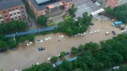 受连日暴雨袭击，市区已被洪水围困多日 　　 　　受暴雨引发的严重洪涝影响，城乡居民生产生活受到重大影响和损失，据有关部门公布，截至6月25日8时许，江西省内已确认的有7人失联7人死亡，许多居民的房屋倒塌，生活用具用品被洪水冲走，个别地区甚至房屋被整个冲走，由于道路被洪水淹没，不少人只好使用汽车轮胎和充气垫上街。据官方公布的数据显示，本次特大暴雨袭击，江西全省受灾人数已高达180万人，紧急转移27万人，伤亡人数尚在持续上升，群众财产遭受严重损失。