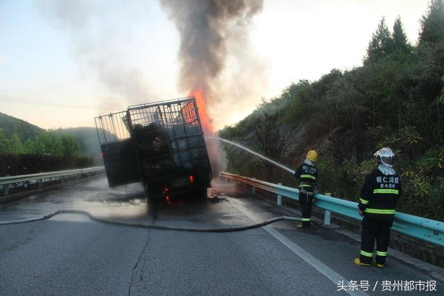 由于事发地点较远，６时许，消防官兵到达事故现场，发现货车驾驶室已被烧毁，货箱部位正燃起大火，火焰高达10余米。因现场温度较高，并将山坡上的灌木引燃，也将高速路隔离带的灌木烤焦。消防官兵估计，可能是货车油箱烧损，导致柴油泄漏燃起大火，于是迅速铺设水带架设水枪，对车辆火势进行控制和扑救。经过消防官兵近1个小时的紧张扑救，才将货车和山坡的明火扑灭，随后消防官兵将车内余火清理，排除现场险情。