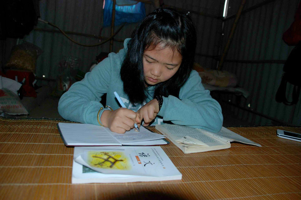 原本小梅家已经打算买房了，首付都交了，母亲突然病倒，一下子让这个家庭陷入困境，现在不仅搬家的愿望落空，为了给母亲治病，还借了不少外债，已经欠下20多万了。虽然小梅已经没有去上学，但她有空就会复习功课。