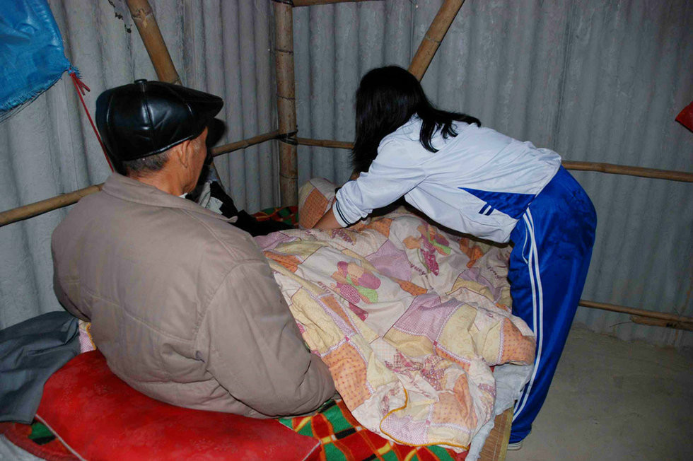 原本这个电子游艺网站
一直都由小梅在打理，因为常有贼出现，爷爷担心小梅的安全，从老家过来了。