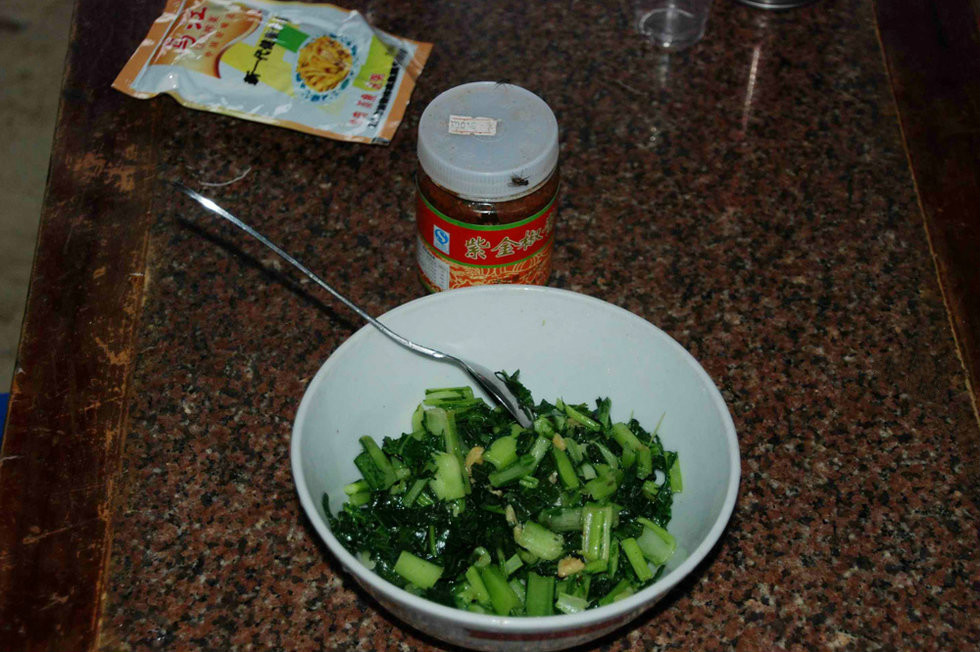 小梅和爷爷的菜一般都是榨菜和辣酱，这次吃的青菜还是邻居送的。