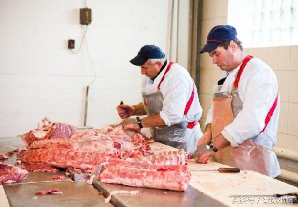 其余的部分继续运到下一个加工点，将电子游艺平台
和骨头分离。