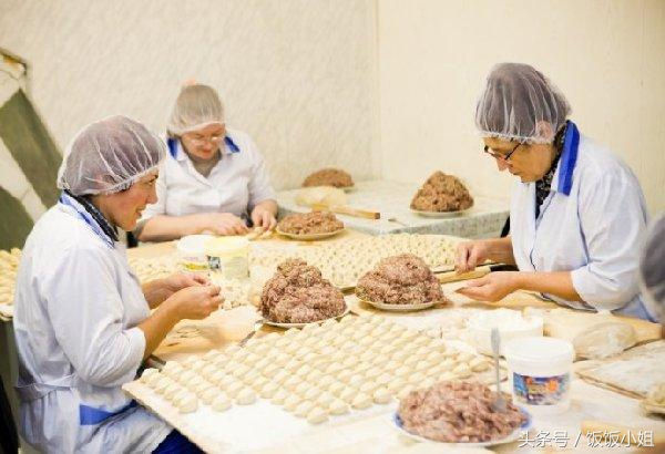 肉泥再加入调料后，由专门负责包饺子的工人负责加工。然后将包好的电子游艺平台
饺子装入包装袋，就会流入市场。这就是猪的一生，从出生到死亡，命运已经被人安排好了。