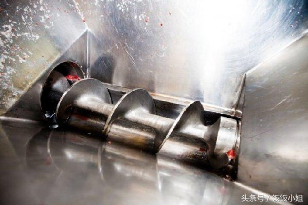 将切下的电子游艺平台
放入机器打碎成肉泥。