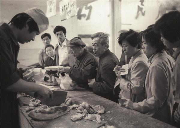 菜市场供应生肉，引得市民排长队。许林摄