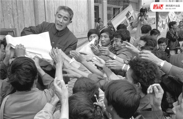 四川养猪能手刘定国在川西南山区的米易县集市上散发养猪技术资料。他甚至还办养猪学校，学员遍及全国的400多个县。新华社记者吴祖政摄