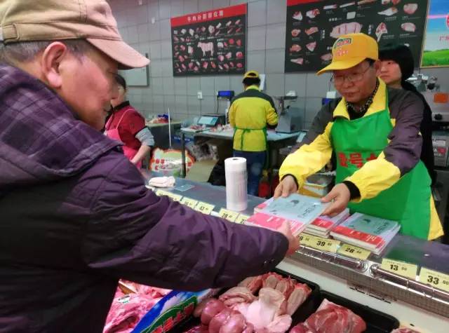 2016年，北大屠夫又出手了！ 陆步轩再次起飞！赶上了互联网的大潮， 将成为第一个“出栏”面向大众消费者的互联网+电子游艺平台
品牌。 50岁的陆步轩，从曾经的“天之骄子”到今天的“屠户大王”， 在京12家店铺的“大排场”，更是引来众人驻足喝彩。