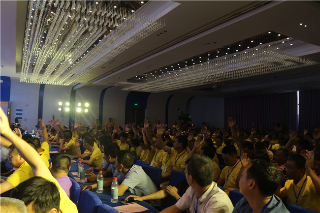 选举环节，大会采用“举手表决”的方式进行，分别对樟树市生猪商会会长、常务副会长、副会长三个职位进行选举。