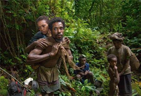 他背着新娘回自己的群里，他们生活都是以狩猎为主，集体劳动，互利互助。