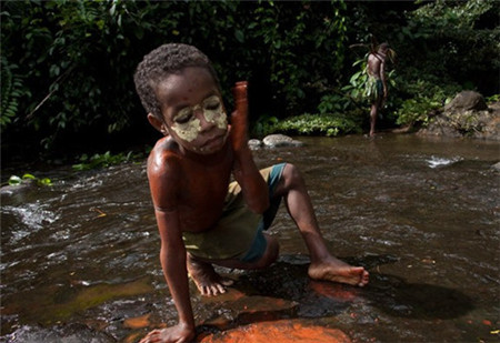 这里的男子都身形矫健，擅于捕猎，因为男孩只要一到六岁就被送到成年男子集体居住的地方，在那里学习射箭狩猎。