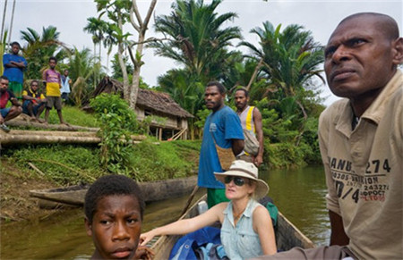 他们原本是是生活在洞穴里，现在生活在搭建的简陋房子里。