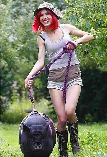 一只真正的大黑猪得到了如同宠物猪的待遇，可以说是非常幸福的了。这只黑猪如今也一直和他的女主人幸福的生活着。