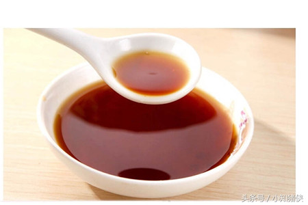 3.米醋，米汤各半斤，将20克大蒜捣烂，用醋米汤烧开冲调拌料，治小猪肠炎拉稀。