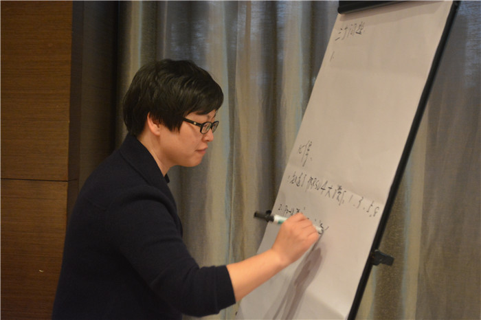 10月25日，硕腾“战蓝”论坛——猪蓝耳病防控专题研讨会首站在安徽黄山隆重举行，现场邀请了著名猪病专家、养猪企业代表和行业媒体共计70余人，深度解析蓝耳病和疾病防控的经验分享。现场组织了猪蓝耳病防控问题的分组讨论环节。针对蓝耳病免疫程序的制定、免疫后猪应激死亡、阳性稳定场是否需要打疫苗和“瑞兰安”的使用等一系列问题，现场听众一以小组为单位进行激烈讨论，并由现场专家一一答疑解惑，与会嘉宾获益良多。