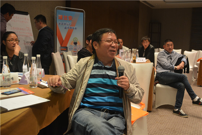 现场听众分组激烈讨论，现场专家一一答疑解惑