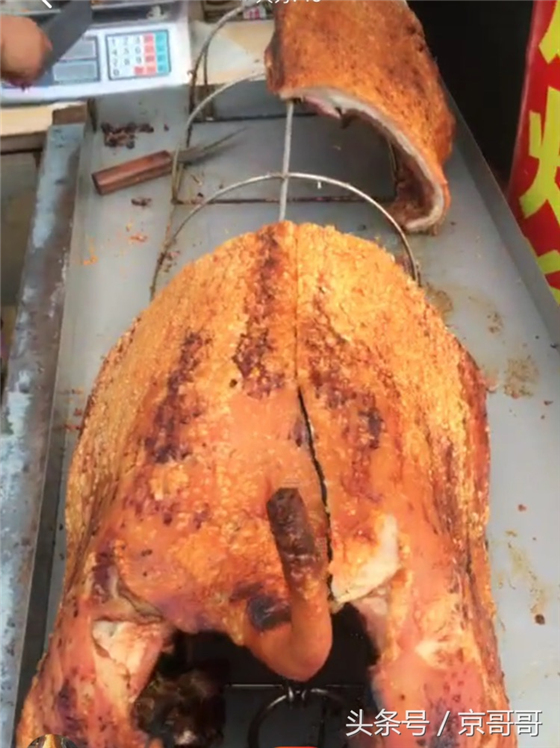 不一会一直脆皮烤猪就买了一半了，大家没见过这个，尝尝鲜吧