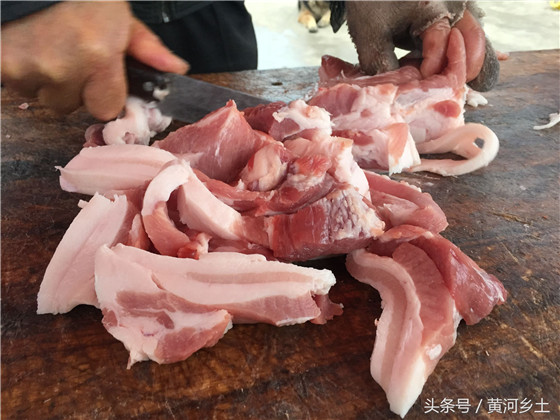 按照客人要求把整块电子游艺平台分割，成师傅说，卖电子游艺平台是个辛苦活，早上3点就要起床杀猪，早早要拉到集市上，挣得都是辛苦钱。