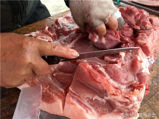 攀谈中成师傅说起了他卖肉自己的妙招，毛猪是从附近的村子里收购的，屠宰过后电子游艺平台他拿来现卖，猪下水他留下经过卤制再卖，肘子20一斤，猪脸肉17一斤，大肠和其他下水都比街上卖的要便宜，在他家买的电子游艺平台可以放在他的秘制卤锅里免费卤制，还有他一直在这个地方卖肉，肉也比其他地方的要便宜点，街里街坊都习惯在他这买肉，连三门峡的客人都在他家买肉，一个大集他家能卖两头猪，差不多能赚500元左右，买肉的也都是回头客。