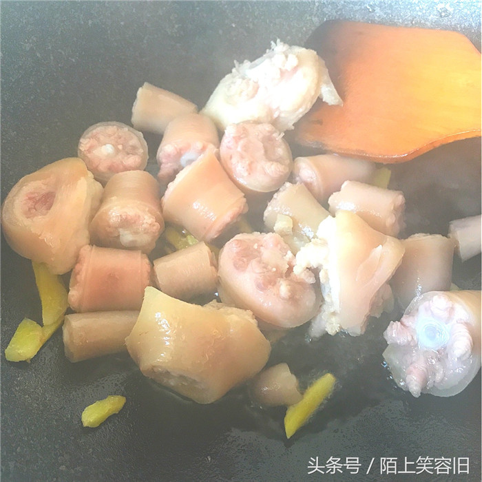 放入猪尾爆炒。