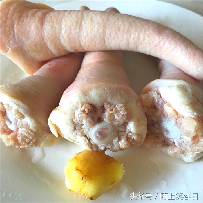 猪尾含有较多的蛋白质，主要成分是胶原蛋白质，是皮肤组织不可或缺的营养成分，可以改善痘疮所遗留下的疤痕。猪尾有补腰力、益骨髓的功效。美容效果不错，对丰胸的贡献也很大。