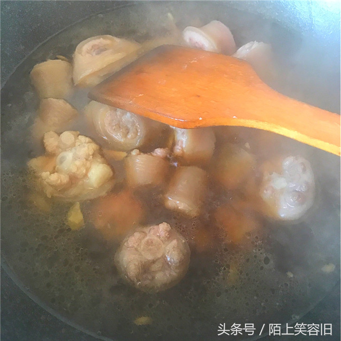 炒的时候才发现忘记炒糖色了，就用老抽上色吧，放水煮开，倒一勺生抽一勺料酒，几滴老抽，中火煮，喜欢做快手菜的可以用高压锅，上气五分钟后再倒锅中收汁也可以。